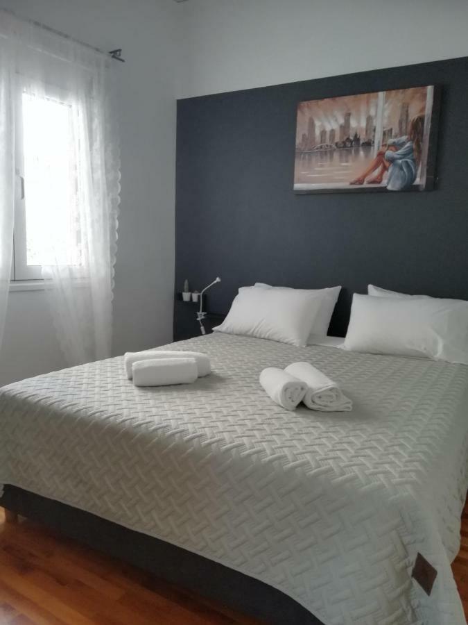 Black & Yellow Apartment At City Center Ioannina Luaran gambar